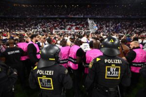 Policía en Múnich intenta frenar a la afición del PSG. EFE/EPA/ANNA SZILAGYI
