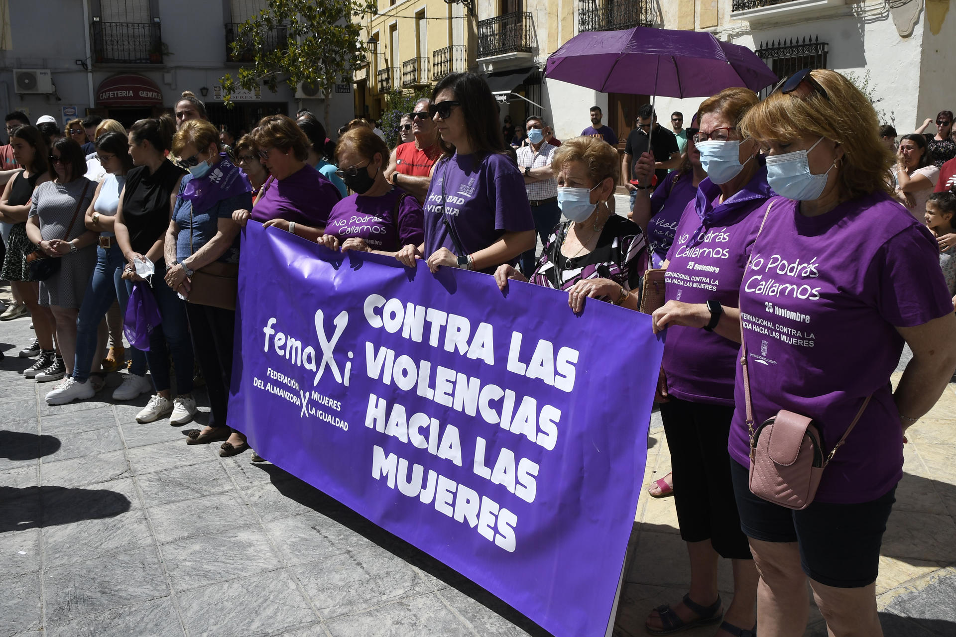 Administraciones y vecinos se unieron al minuto de silencio convocado por el Ayuntamiento de Tíjola (Almería) por la muerte de Maite, la mujer presuntamente asesinada por su marido en 2022, que se entregó horas después del crimen. EFE / Carlos Barba