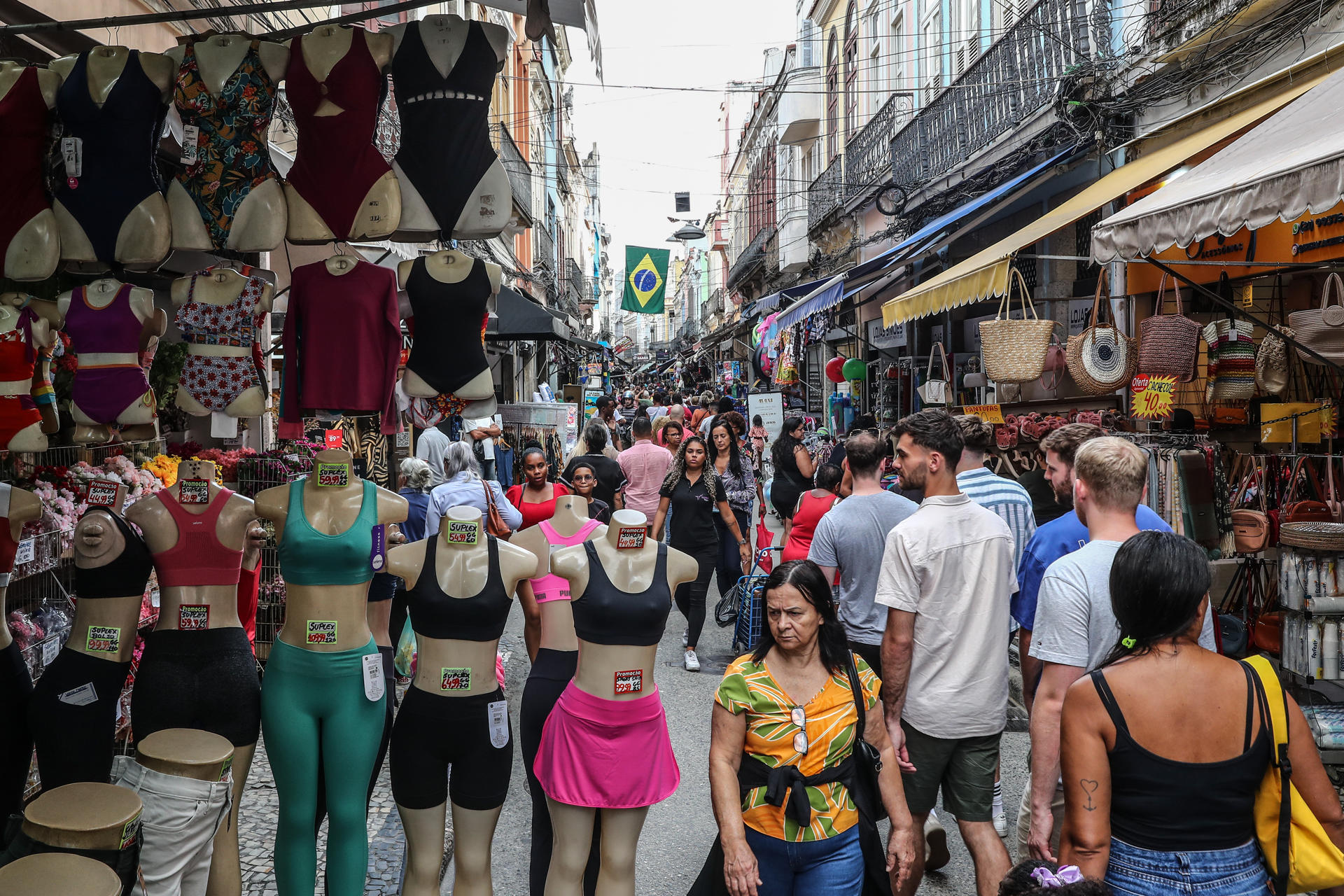 Personas caminan por un centro comercial tradicional en el centro de Río de Janeiro (Brasil), en una fotografía de archivo. EFE/ André Coelho