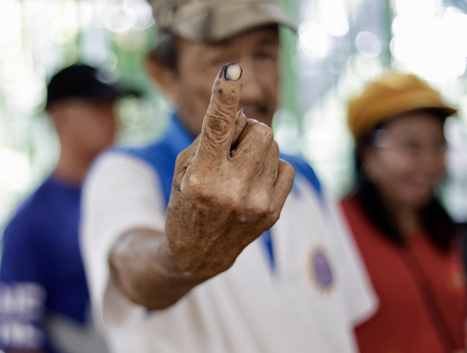 Los filipinos están llamados este lunes a las urnas en unas elecciones a mitad de mandato vistas como un referéndum a las políticas del presidente, Ferdinand Marcos Jr.
EFE/EPA/FRANCIS R. MALASIG