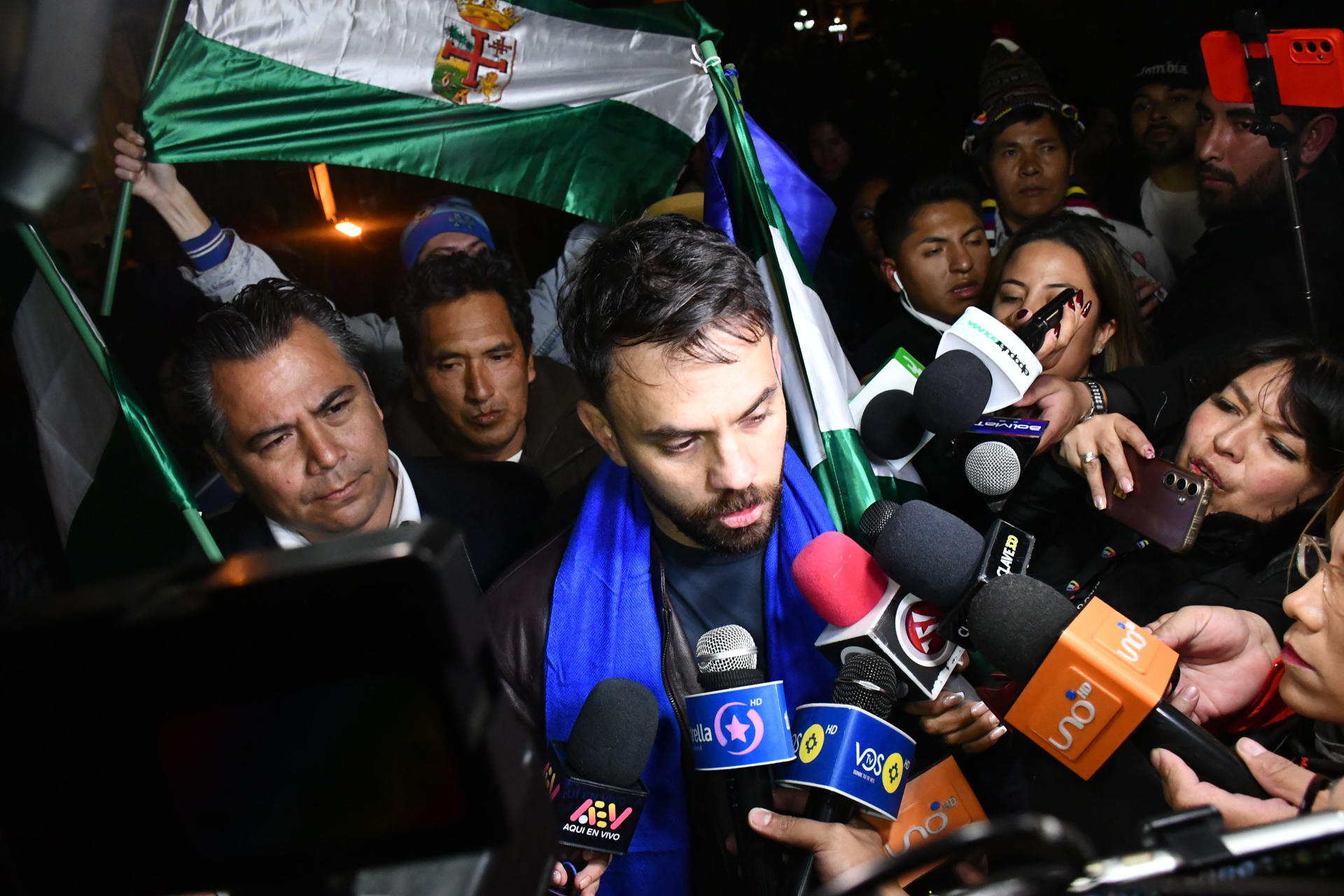 El ministro de Gobierno de Bolivia, Eduardo del Castillo (c), fue captado este viernes, 16 de mayo, al atender a la prensa luego de ser elegido como el candidato oficialista a la presidencia del país andino, por el partido Movimiento al Socialismo (MAS), en La Paz (Bolivia). EFE/STR