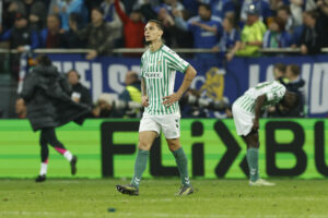 El delantero brasileño del Betis, Antony, tras encajar el cuarto gol durante el encuentro correspondiente a la final de la Liga de Conferencia que disputaron Chelsea y Betis en el Tarczynski Arena de Breslávia. EFE / Julio Muñoz.
