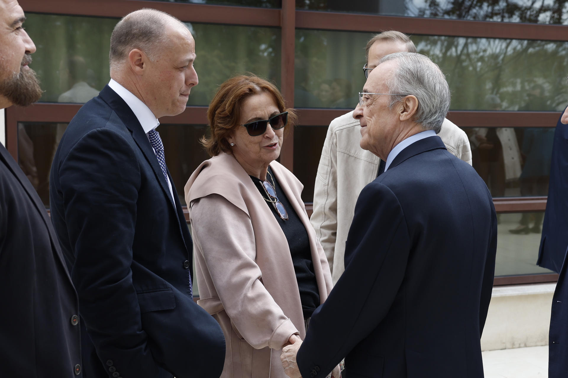 El presidente del Real Madrid, Florentino Pérez (d) conversa con los hijos del fallecido a su llegada este martes a la capilla ardiente del periodista José Ángel de la Casa que falleció ayer. EFE/ Juan Carlos Hidalgo