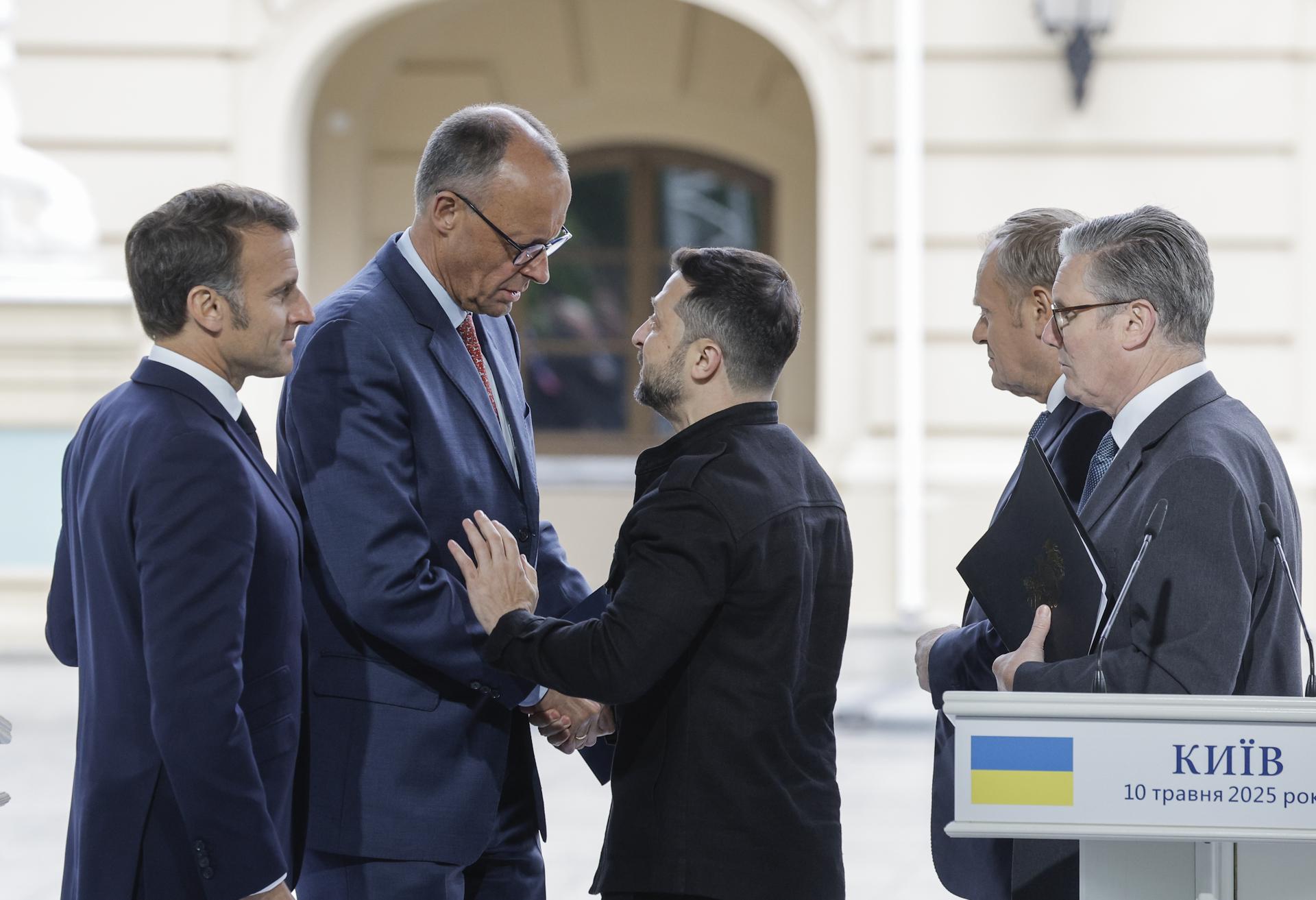 (De izq a dcha) El presidente francés, Emmanuel Macron; el canciller alemán, Friedrich Merz; el presidente de Ucrania, Volodímir Zelenski; el primer ministro polaco, Donald Tusk, y el primer ministro británico Keir Starmer, tras una rueda de prensa conjunta después de su reunión en el Palacio Mariinskyi, en Kiev, en Kiev, Ucrania, el 10 de mayo de 2025. EFE/SERGEY DOLZHENKO