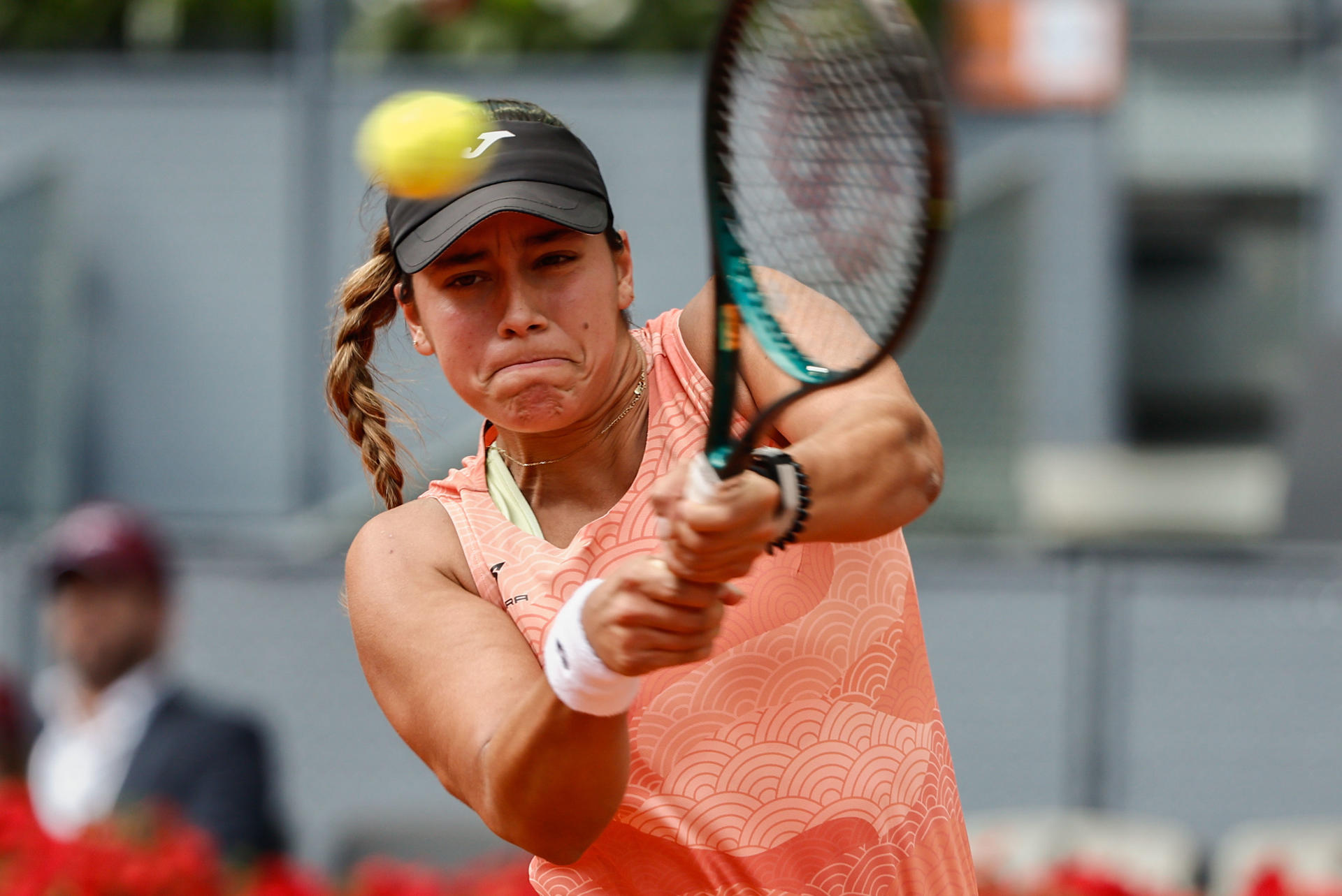 La tenista española Jéssica Bouzas en acción ante la egipcia Mayar Sherif, durante el partido de la ronda 128 de 23ª edición del Mutua Madrid Open de tenis que se celebra este martes, en la Caja Mágica de la capital española, en una fotografía de archivo de Sergio Pérez.