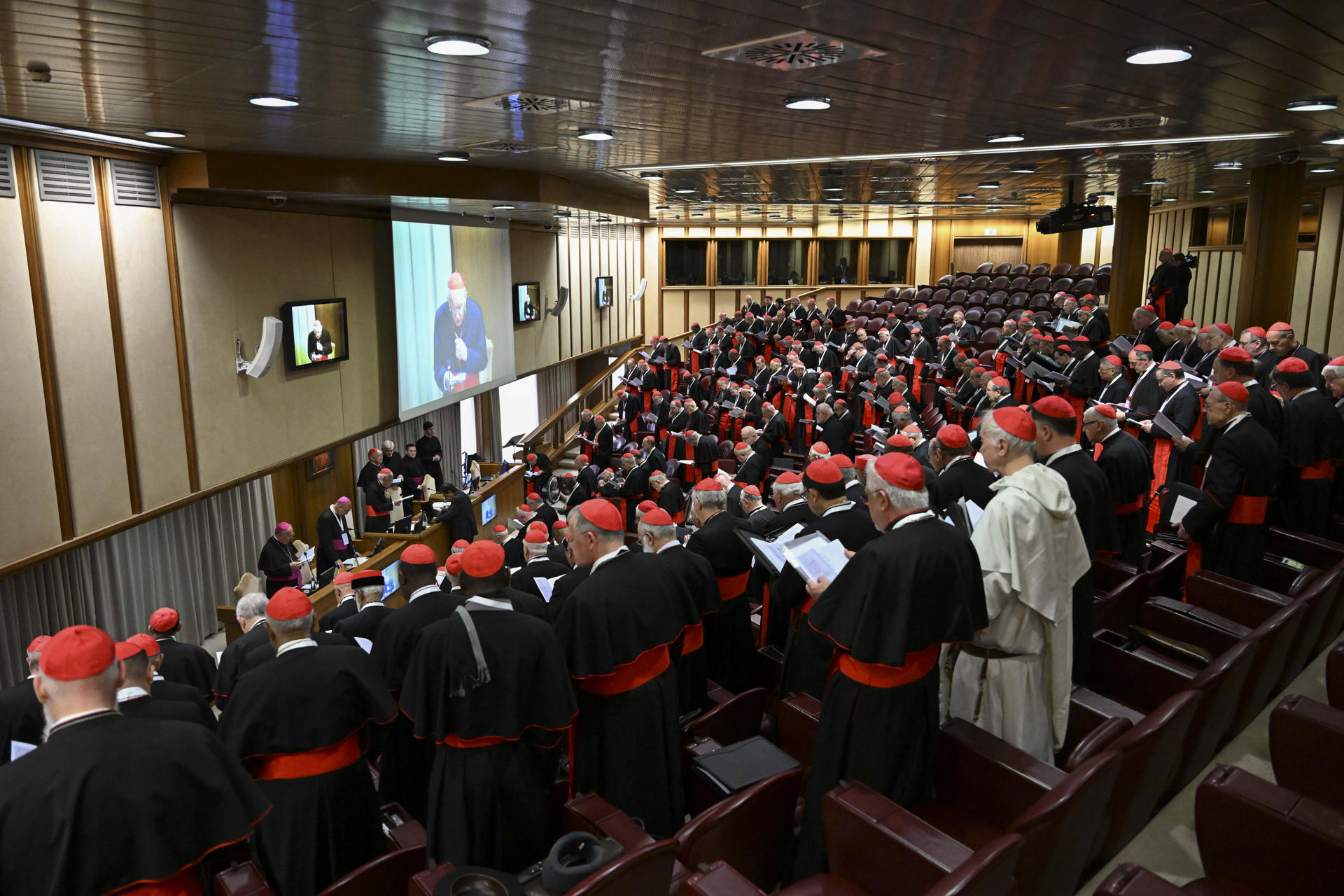 Cardenales reunidos en el Vaticano para preparar el cónclave que empezará el 7 de mayo. Estado Vaticano/Mario Tomassetti ***SOLO USO EDITORIAL/SOLO DISPONIBLE PARA ILUSTRAR LA NOTICIA QUE ACOMPAÑA (CRÉDITO OBLIGATORIO)***