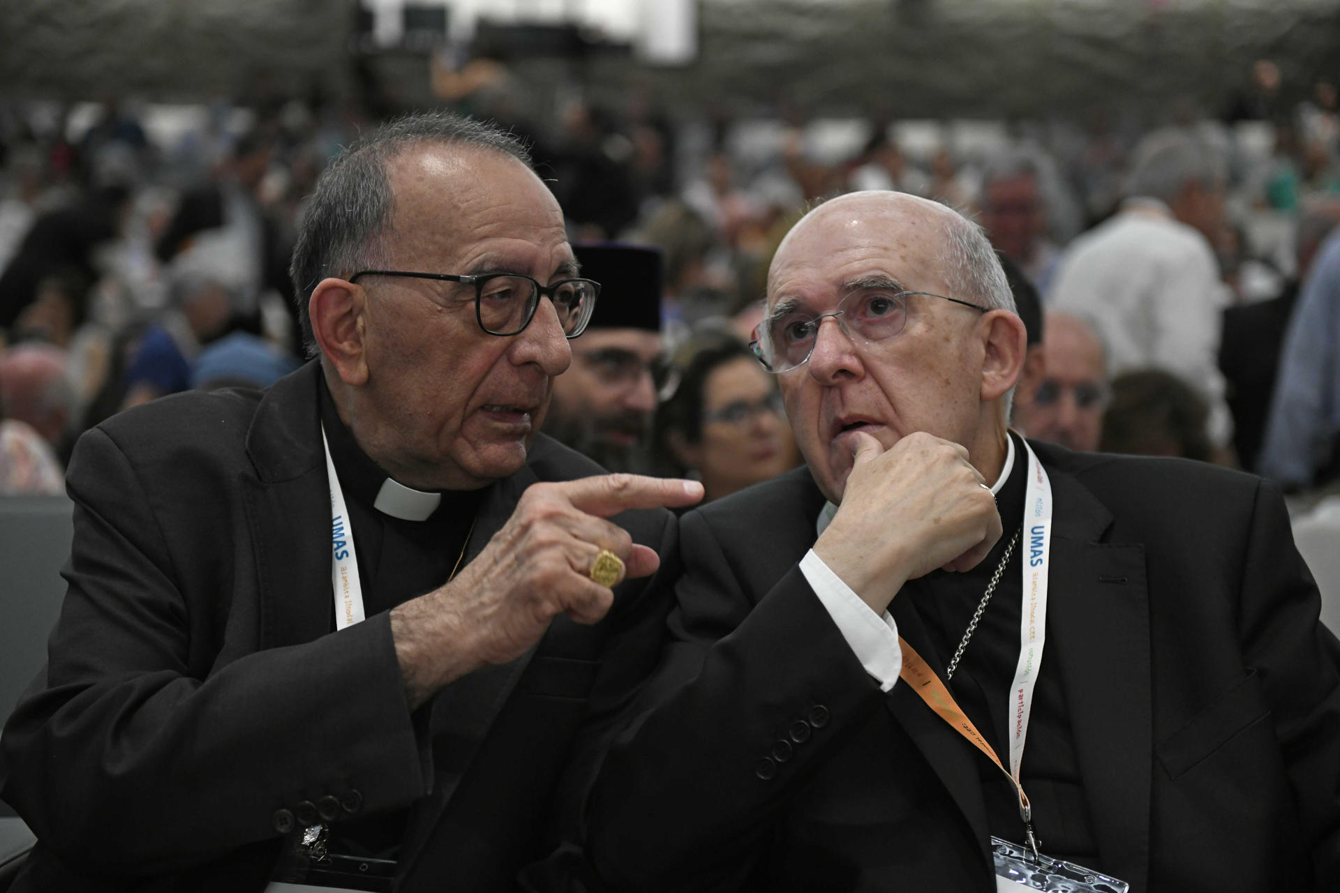Imagen de archivo (11/6/2022) de los cardenales españoles Juan José Omella (i) y Carlos Osoro (d). EFE/Víctor Lerena