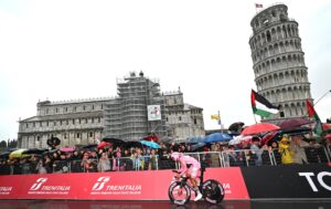 El mexicano Isaac del Toro (UAE) retuvo la maglia rosa de líder en la crono de Pisa. EFE/EPA/LUCA ZENNARO