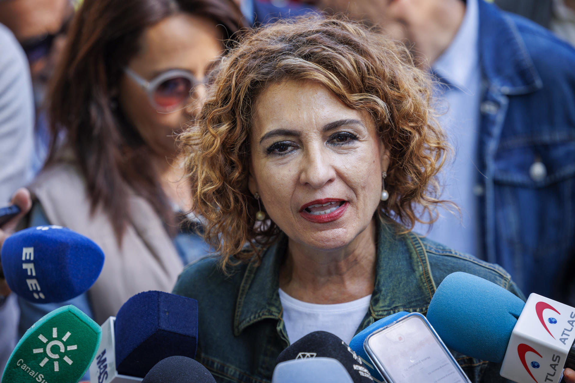 La vicepresidenta primera del Gobierno y ministra de Hacienda, María Jesús Montero, atiende a los medios al inicio de su participación en la manifestación convocada por UGT y CCOO con motivo del 1 de Mayo en Sevilla. EFE / Julio Muñoz