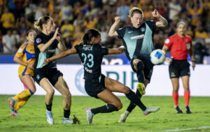 La delantera española Esther Gonzalez (i), Midge Purce (c) y Emily Sonett resisten en defensa a un avance de Tigres en la final de la Copa de Campeones de la Concacaf jugado este sábado en el Estadio Universitario de la ciudad mexicana de Monterrey. EFE/ Miguel Sierra