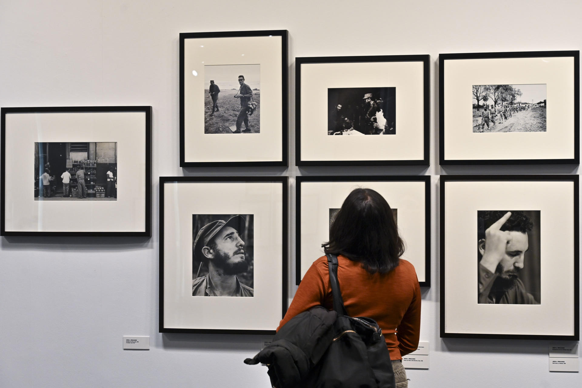 Un visitante observa algunas de las fotografías que componen la muestra del Festival Internacional de Fotografía de Castilla y León, que presenta 590 fotografías de 15 artistas internacionales en 13 espacios de Palencia. EFE/ Almudena Álvarez