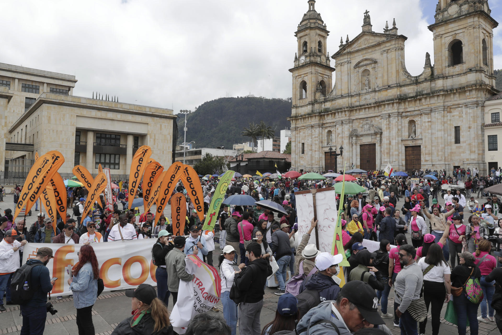 Integrantes de sindicatos, centrales obreras y simpatizantes del Gobierno del presidente de Colombia, Gustavo Petro, protestan durante el primer día de paro nacional este miércoles, en Bogotá (Colombia). EFE/ Carlos Ortega
