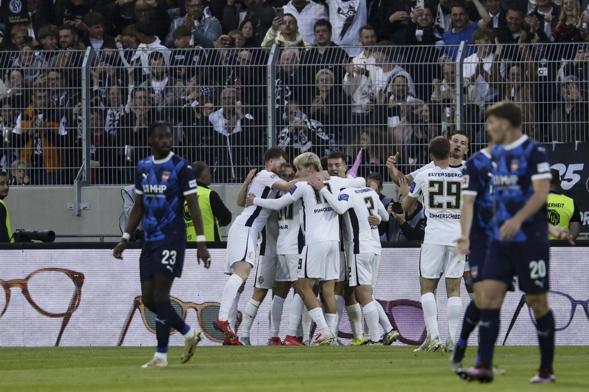 Los jugadores del Elversberg celebran el 1-1 ante el Heidenheim en la promoción alemana. EFE/EPA/RONALD WITTEK