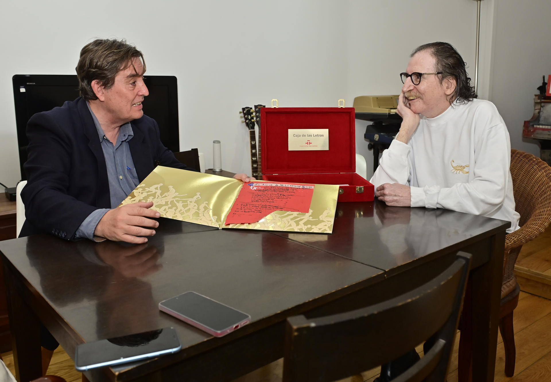 El director del Instituto Cervantes, el escritor español Luis García Montero (i), al hablar este jueves, 8 de mayo, con el cantante y músico argentino Charly García, en Buenos Aires (Argentina). EFE/Matías Martín
