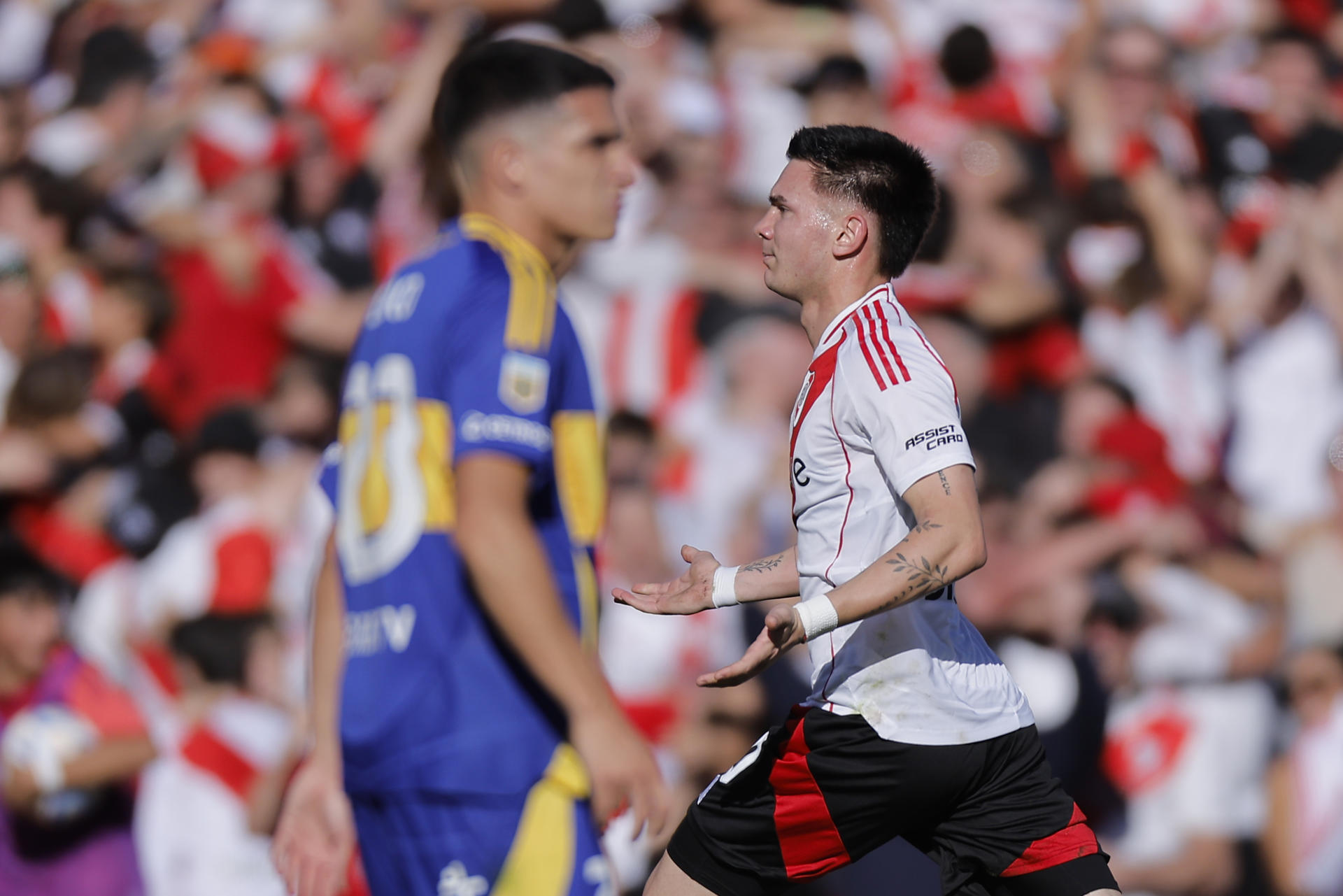 Franco Mastantuono (d) de River Plate durante un partido del Torneo Apertura de la Liga de Argentina entre River Plate y Boca Juniors. EFE/ Juan Ignacio Roncoroni