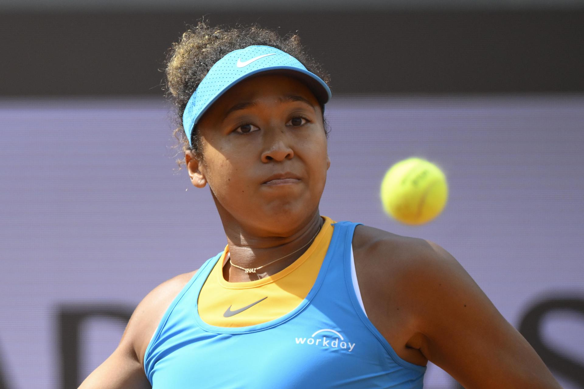 La tenista japonesa Naomi Osaka en acción durante su partido individual femenino contra Sara Errani de Italia en el Abierto de Italia en Roma, Italia. EFE/EPA/FABRIZIO CORRADETTI
//////////
Rome (Italy), 07/05/2025.- Naomi Osaka of Japan in action during her women's singles match against Sara Errani of Italy (not pictured) at the Italian Open tennis tournament in Rome, Italy, 07 May 2025. (Tenis, Italia, Japón, Roma) EFE/EPA/FABRIZIO CORRADETTI
