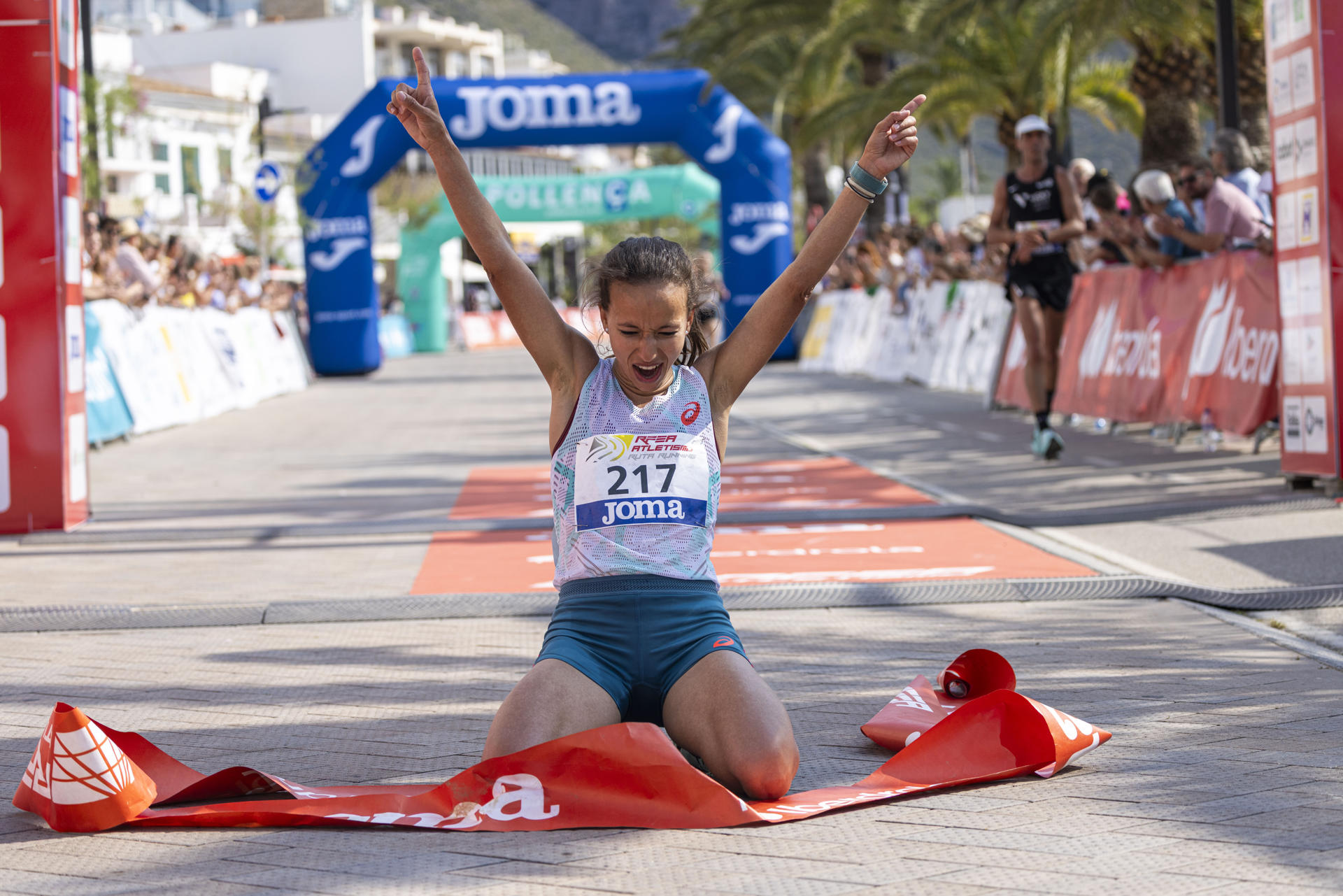 La atleta Fatima Azzaharaa Ouhaddou se impone en el Campeonato de España de Media Maratón Absoluto celebrado en Pollença, Mallorca. EFE/ Cati Cladera
