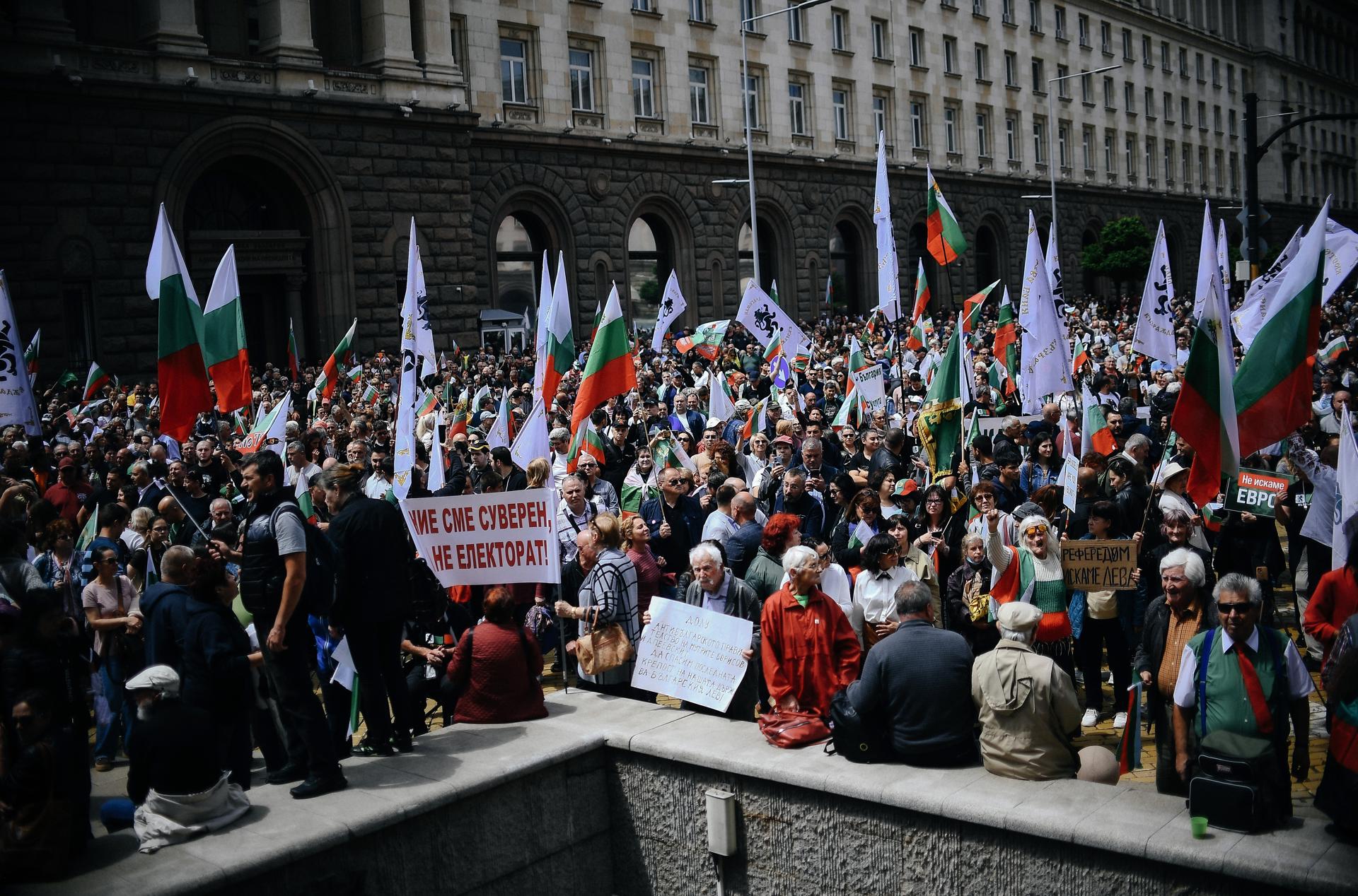 Miles de personas salieron este sábado a las calles de Sofía y de más de un centenar de ciudades de Bulgaria para manifestarse contra la prevista adopción del euro el 1 de enero de 2026, en una protesta organizada por el partido ultranacionalista 'Resurrección', la tercera fuerza política del país. EFE/EPA/BORISLAV TROSHEV