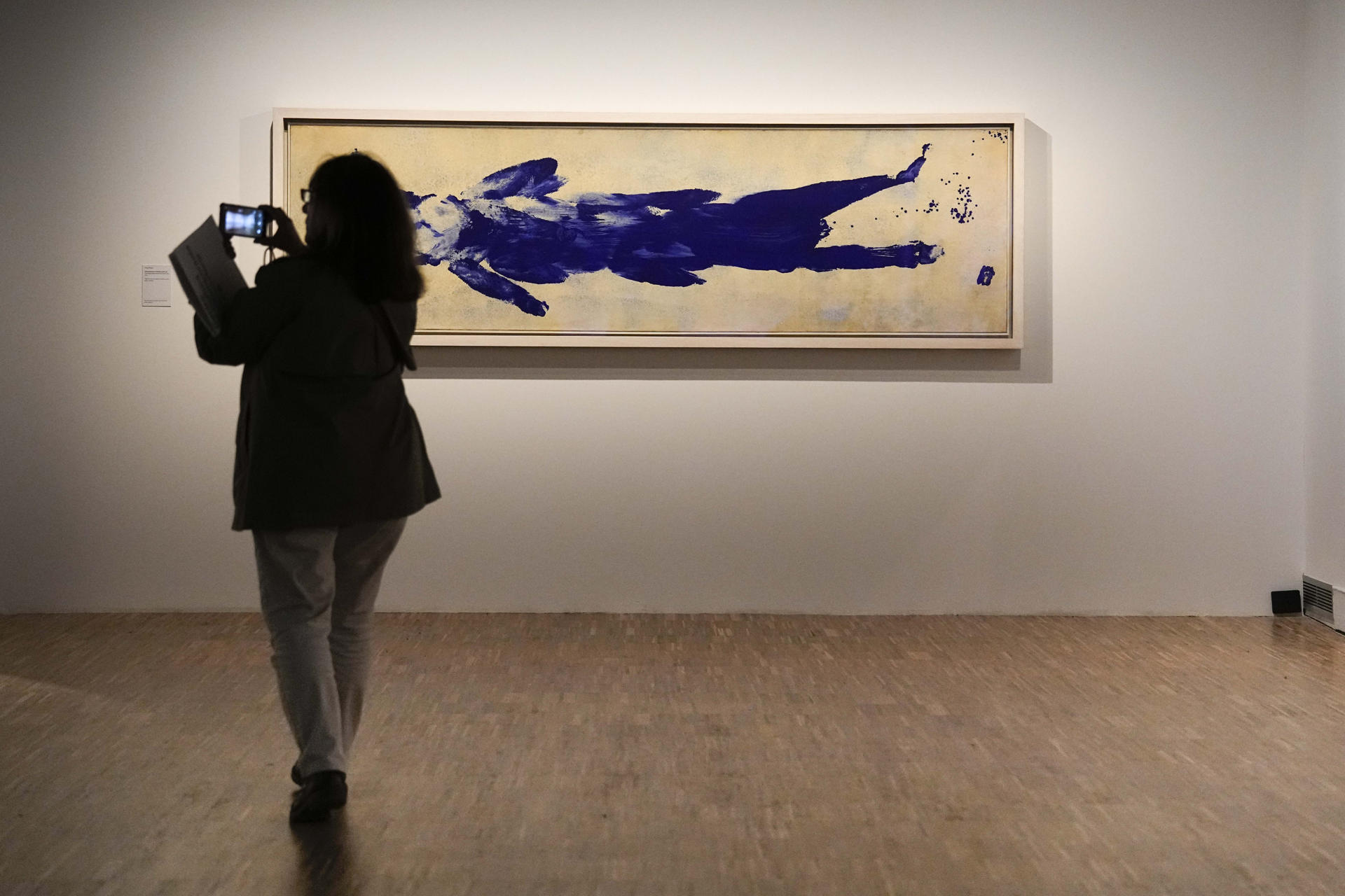 Vista de la obra de Yves Klein 'Antropometria', una de las más de 300 obras que el CCCB presenta en la exposición "En el aire conmovido... Imagen, emoción, utopía", que reivindica el poder transformador de las imágenes y explora cómo se ha representado la emoción en el arte a través de un recorrido por obras de figuras clave de la cultura europea, como Brecht, Dalí, Giacometti, Goethe, Goya, Hugo, Lorca, Miró, Pasolini, Picasso o Rodin. EFE/Enric Fontcuberta.