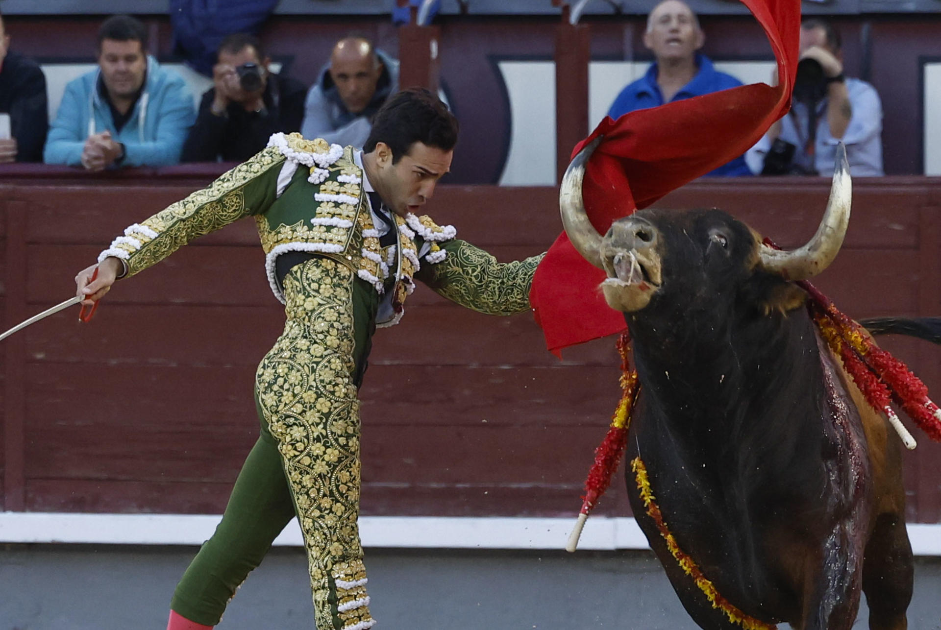 El diestro Tomás Rufo da un pase con la muleta al segundo de los de su lote, durante la corrida de la Feria de San Isidro que se celebra este viernes en la plaza de toros de Las Ventas, en Madrid. EFE/Juanjo Martín