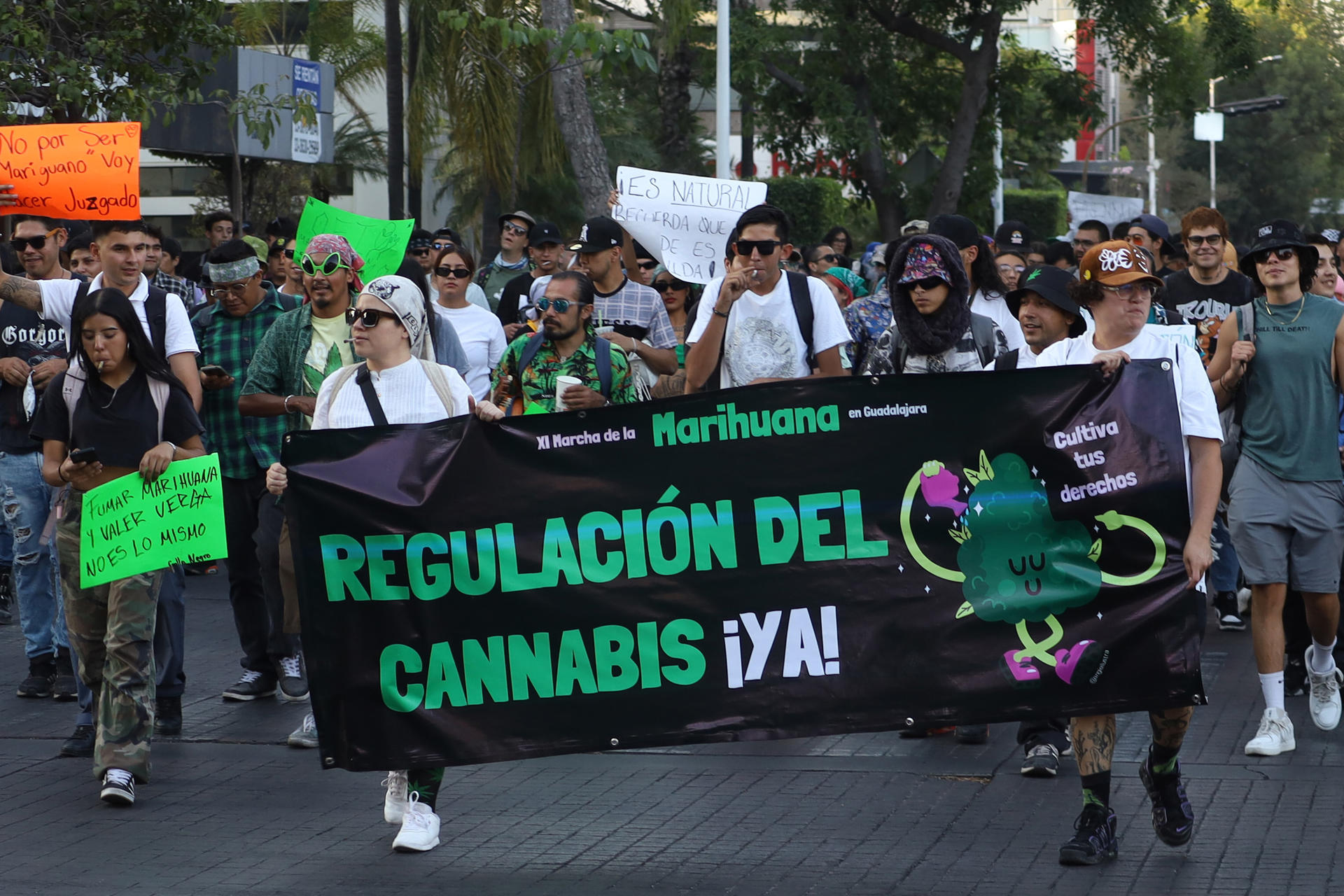 Personas participan en la ‘Marcha de la Marihuana’ este sábado, en Guadalajara (México). EFE/ Francisco Guasco