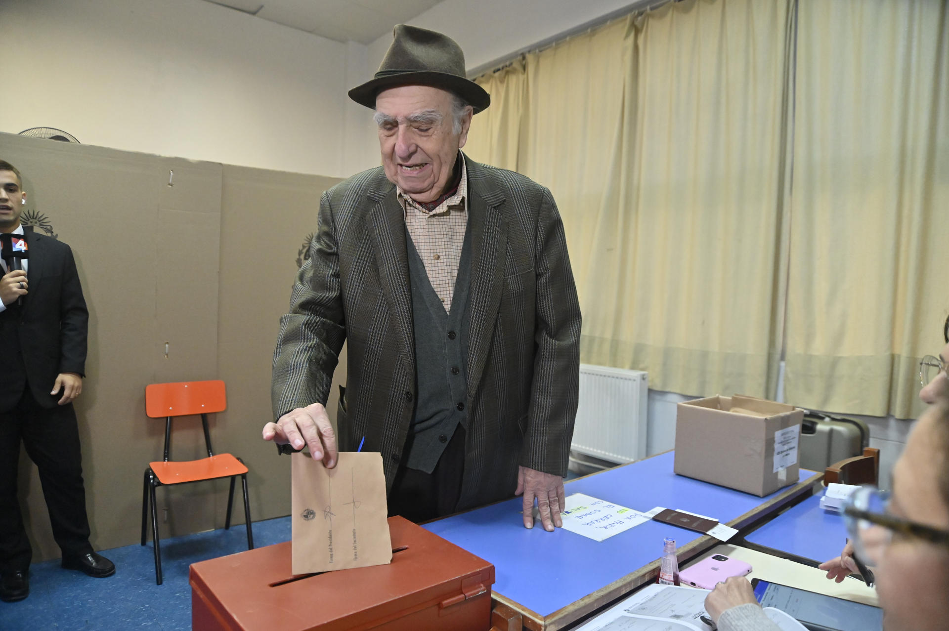 El expresidente de Uruguay Julio María Sanguinetti vota para elecciones departamentales y municipales este domingo, en Montevideo (Uruguay). EFE/ STR