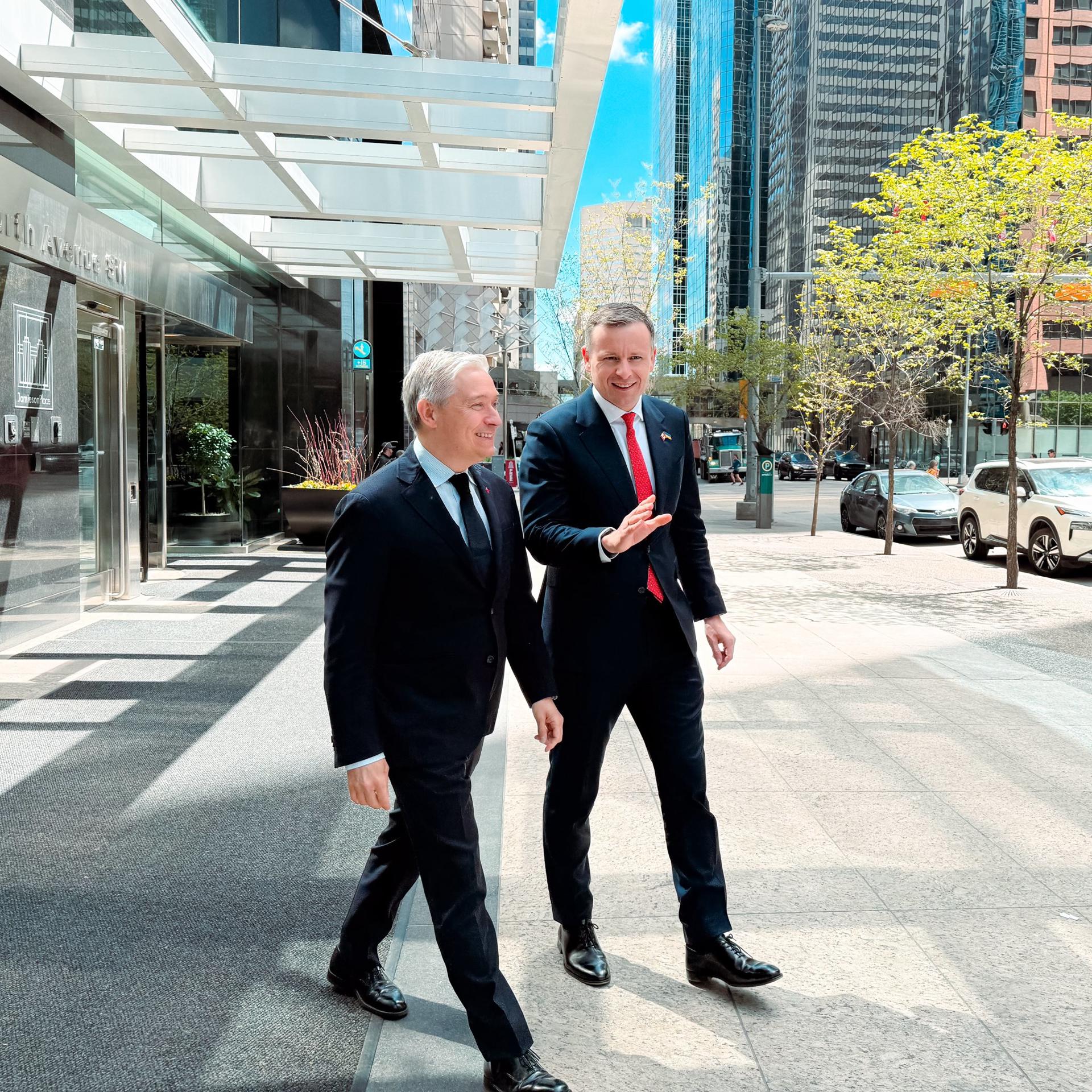 Fotografía publicada por el ministro de Finanzas de Ucrania, Sergii Marchenko (d), en su cuenta oficial de la red social X @SergiiMarchenk3, donde aparece hablando con el ministro de Finanzas de Canadá, François-Philippe Champagne (i) en una calle de la localidad canadiense de Banff en la provincia de Alberta (Canadá). EFE/@SergiiMarchenk3 /SOLO USO EDITORIAL /NO VENTAS /SOLO DISPONIBLE PARA ILUSTRAR LA NOTICIA QUE ACOMPAÑA /CRÉDITO OBLIGATORIO