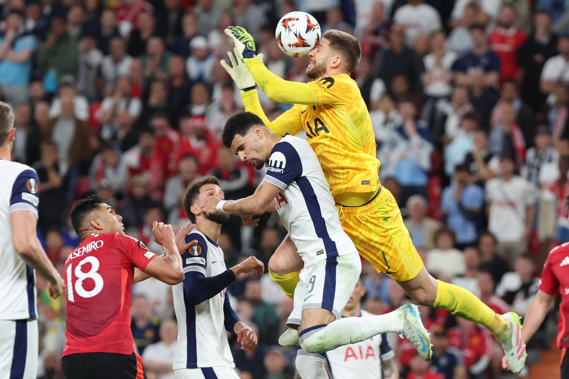 El guardameta italiano del Tottenham Guglielmo Vicario (d) intenta despejar un balón durante la final de la Liga Europa que Tottenham Hotspurs y Manchester United disputan este miércoles en el estadio de San Mamés, en Bilbao. EFE/Luis Tejido