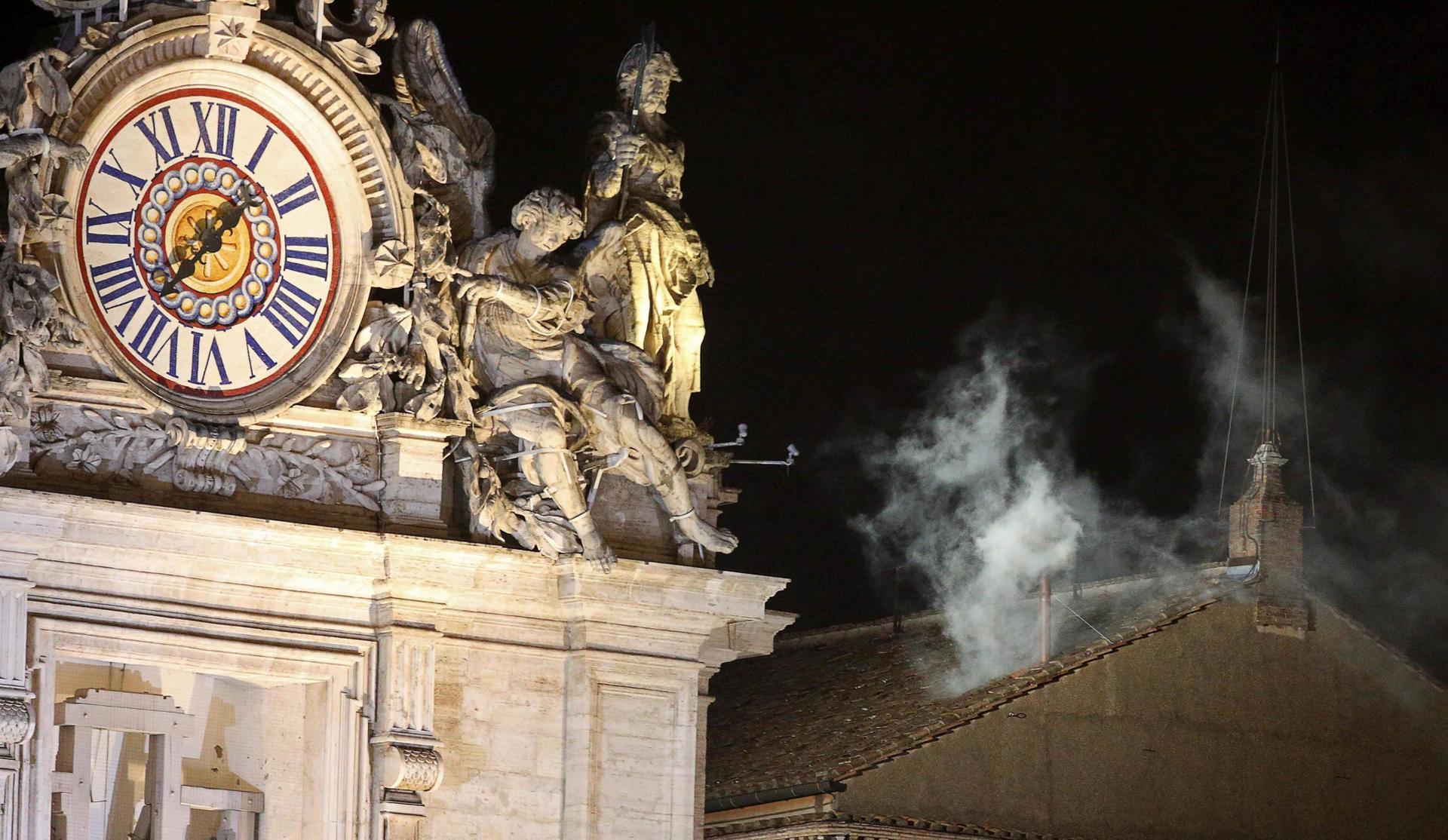 La fumata blanca surge de la chimenea de la Capilla Sixtina en la segunda jornada de Cónclave en la ciudad del Vaticanoel 13 de marzo de 2013. EFE/Alessandro Di Meo