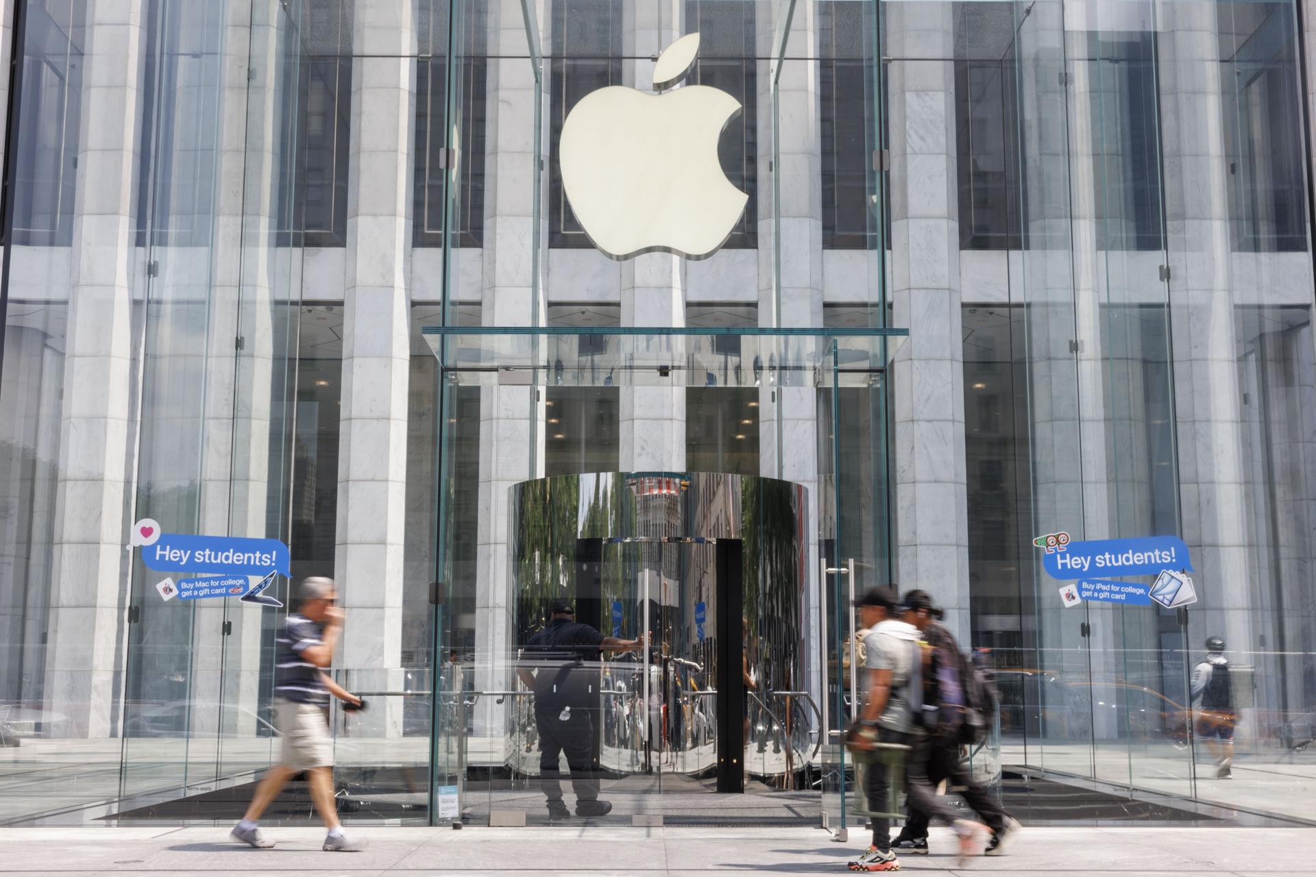 Fotografía de archivo de la entrada principal de una tienda de Apple en Nueva York (NY, EE.UU.). EFE/Sarah Yenesel