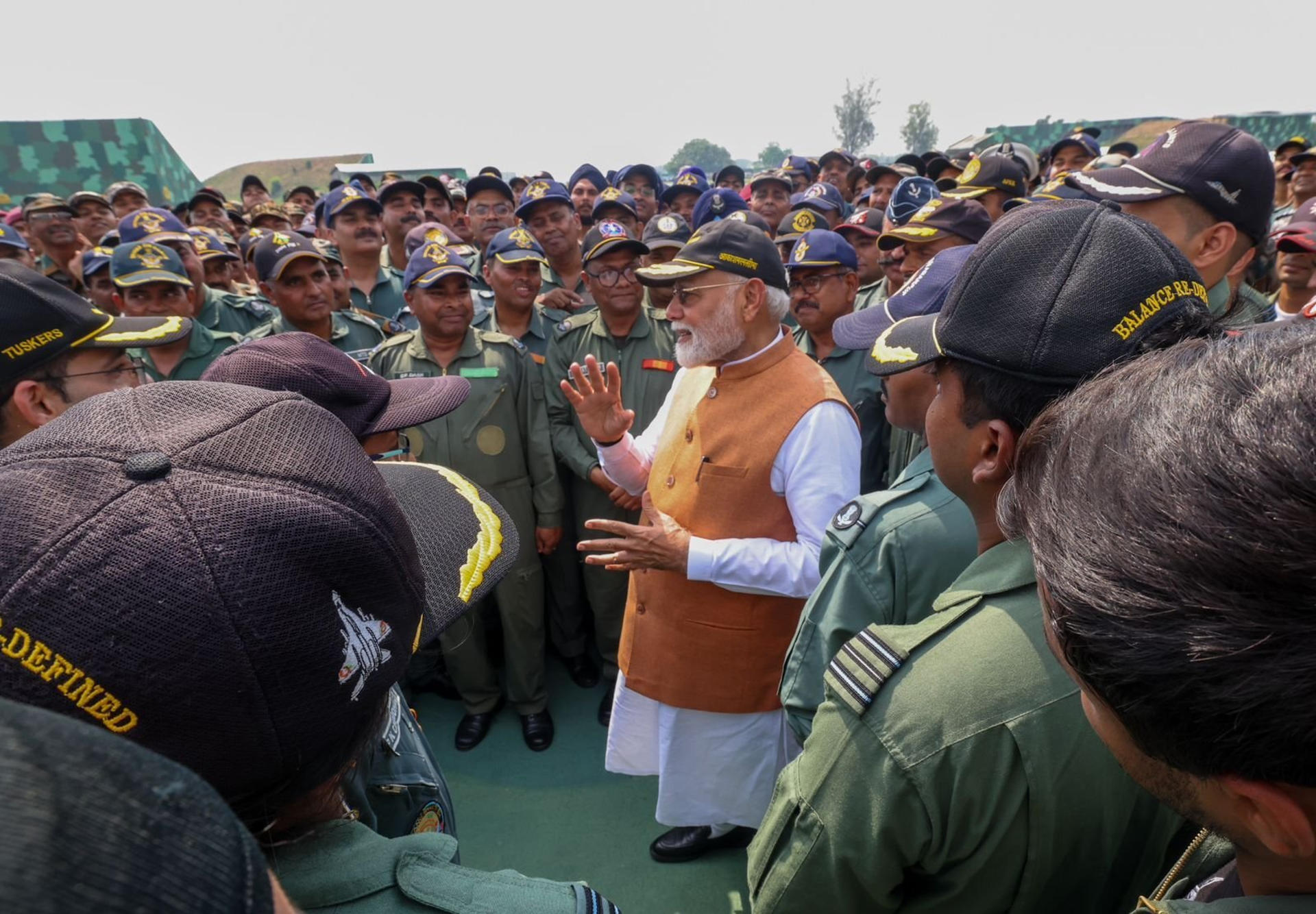 El primer ministro de la India, Narendra Modi visita este martes la base aérea de Adampur. EFE/Gobierno indio / SOLO USO EDITORIAL/SOLO DISPONIBLE PARA ILUSTRAR LA NOTICIA QUE ACOMPAÑA (CRÉDITO OBLIGATORIO)