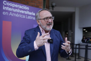 El director académico de Relaciones Internacionales de la Universidad Internacional de La Rioja (UNIR), Manuel Herrera, habla durante una entrevista con EFE este martes, en Armenia (Colombia). EFE/ Juan Diego López