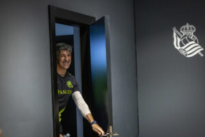 El entrenador de la Real Sociedad, Imanol Alguacil, este sábado durante su última rueda de prensa como técnico blanquiazul en el campo de entrenamiento de Zubieta, previa al partido del domingo contra el Girona. EFE/Javier Etxezarreta