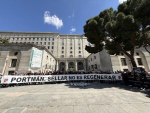Concentración en la puerta del Ministerio para la Transición Ecológica en contra del sellado de la Bahía de Portmán. Fotografía facilitada por el Ayuntamiento de la Unión. EFE