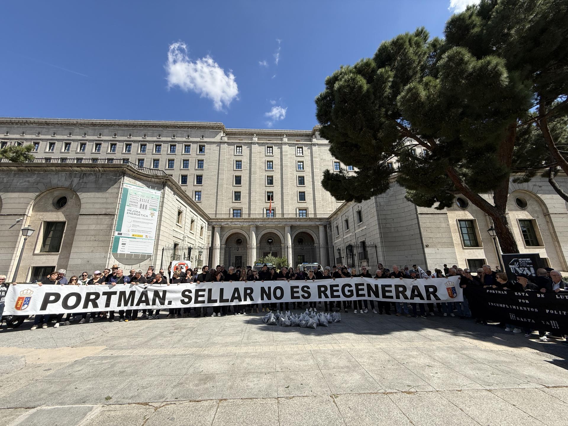 Concentración en la puerta del Ministerio para la Transición Ecológica en contra del sellado de la Bahía de Portmán. Fotografía facilitada por el Ayuntamiento de la Unión. EFE