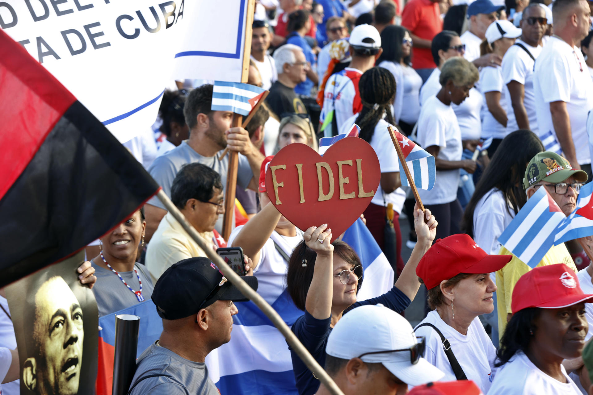 Personas participan en el desfile del Primero de Mayo este jueves, en la Habana (Cuba). EFE/ Ernesto Mastrascusa