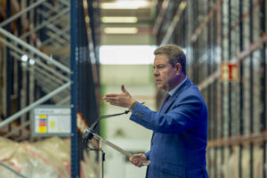 El presidente de Castilla-La Mancha, Emiliano García-Page interviene en la inauguración de la nueva plataforma logística de Ontime en Noblejas. EFE/Ángeles Visdómine
