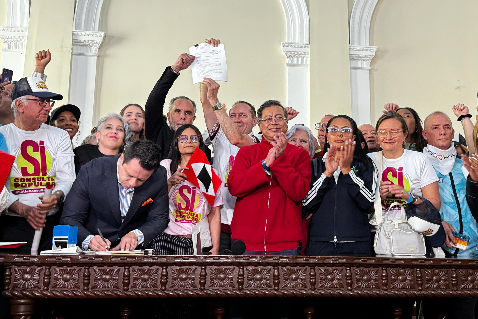Fotografía cedida por el Ministerio de Trabajo del presidente de Colombia, Gustavo Petro (c), luego de entregar este jueves al secretario general del Senado de Colombia, Diego Alejandro González (2i), las doce preguntas que quiere someter a consulta popular, en el Salón de la Constitución del Congreso de la República en Bogotá (Colombia). EFE/ Ministerio De Trabajo /
