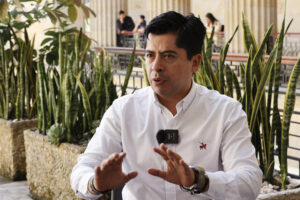 Fotografía del 21 de mayo de 2025 del senador y analista político colombiano Ariel Ávila hablando en entrevista con EFE en Bogotá (Colombia). EFE/ Mauricio Dueñas Castañeda