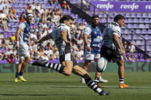 Vista de una jugada durante la final de la Copa del Rey de Rugby, entre el VRAC y El Salvador, este sábado en Valladolid. EFE/ R. GARCÍA