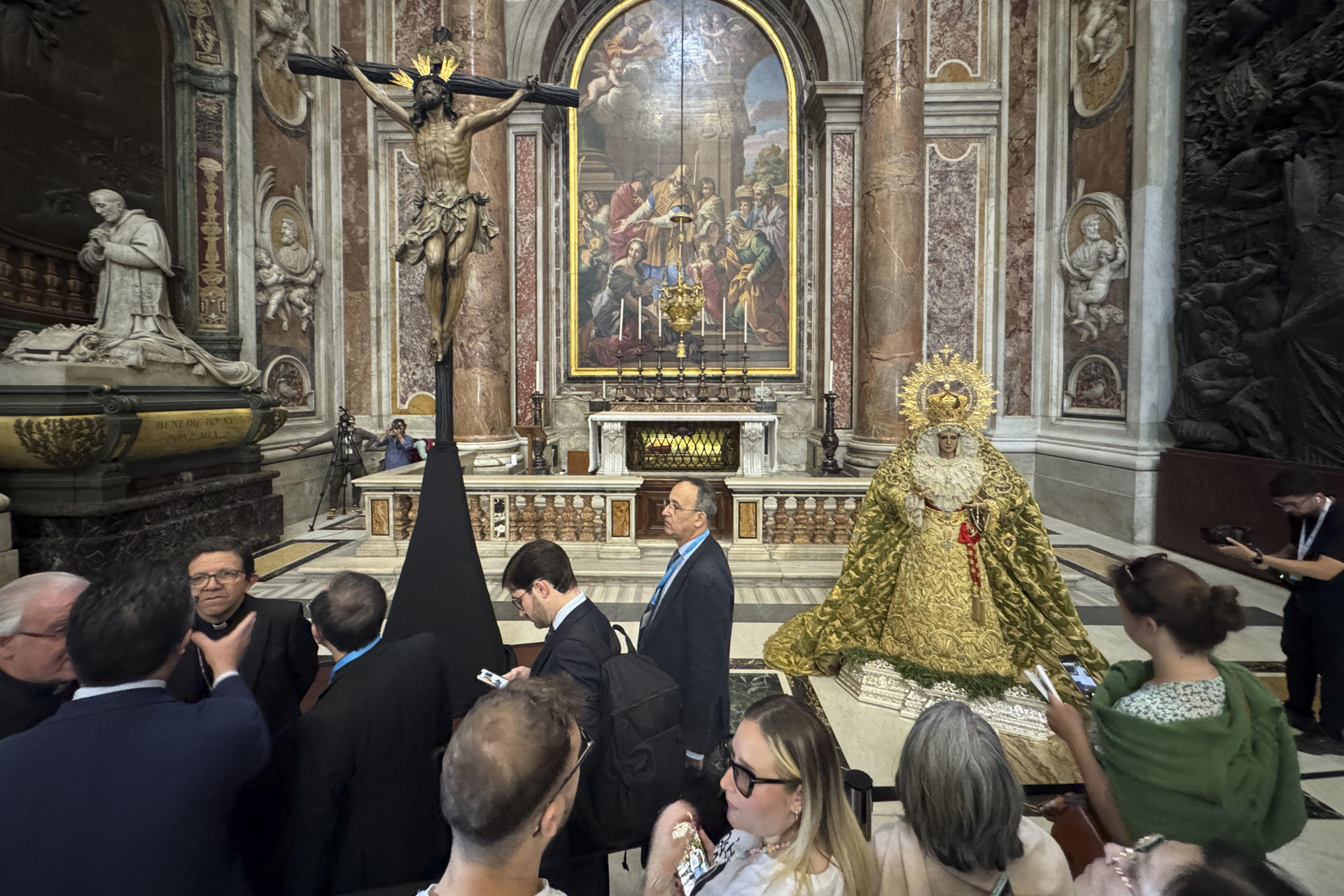 La ciudad de Roma se prepara para la procesión de las imágenes del cristo de la Expiración, ‘El Cachorro’, de Sevilla; la virgen de la Esperanza de Málaga, y el Nazareno de León que el próximo sábado recorrerá la ciudad pasando por algunos monumentos tan emblemáticos como el Coliseo.EFE/ Daniel Cáceres