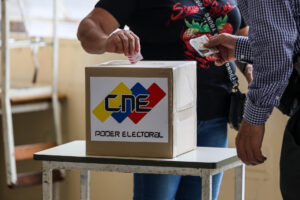 Una persona vota este 25 de mayo de 2025, en Carcas (Venezuela). EFE/ Miguel Gutiérrez