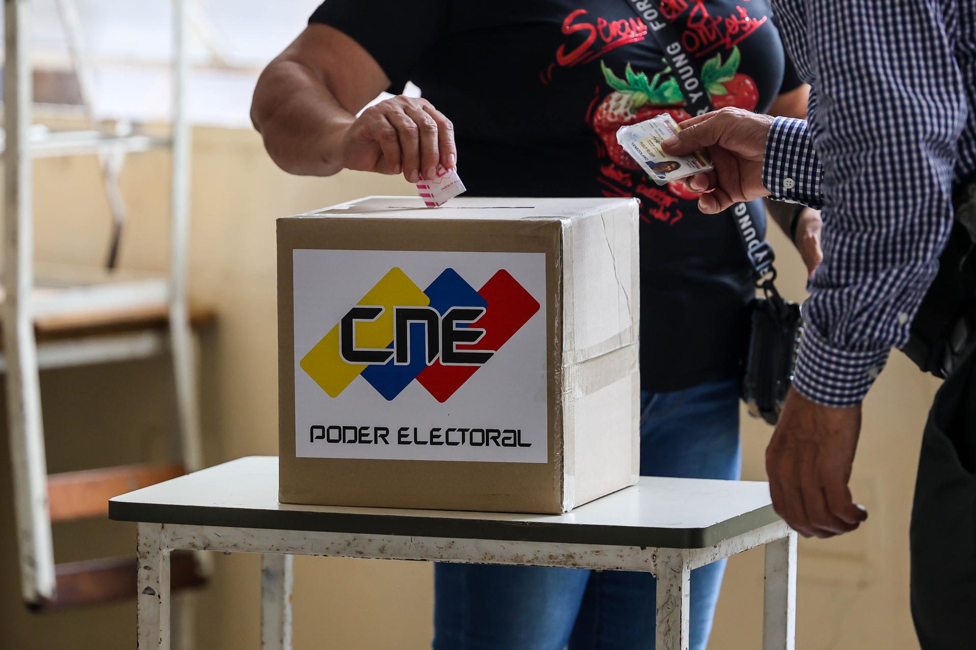Una persona vota este 25 de mayo de 2025, en Carcas (Venezuela). EFE/ Miguel Gutiérrez