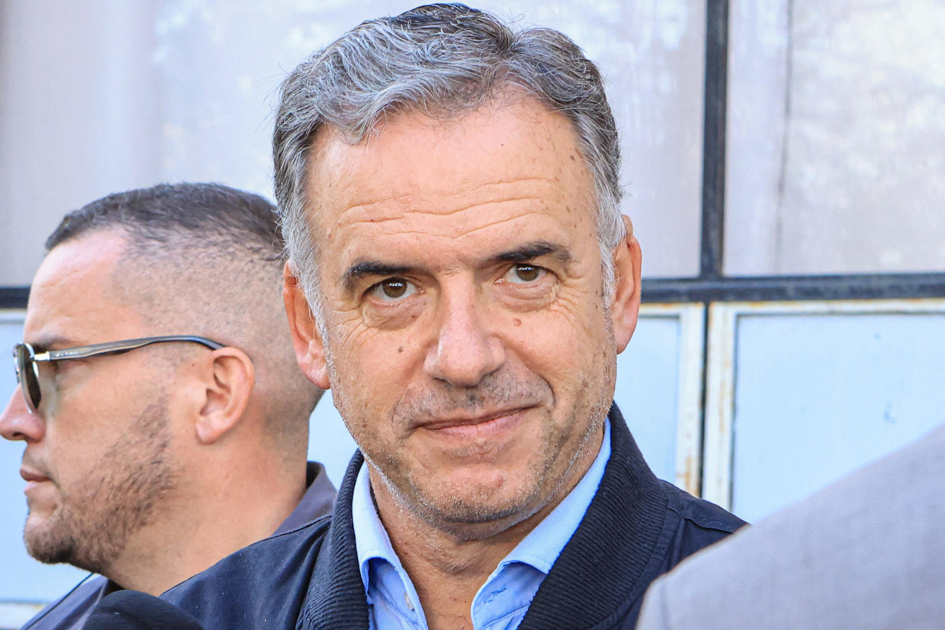 El presidente de Uruguay, Yamandú Orsi, habla con la prensa durante las elecciones departamentales y municipales este domingo, en Canelones (Uruguay). EFE/ Gastón Britos
