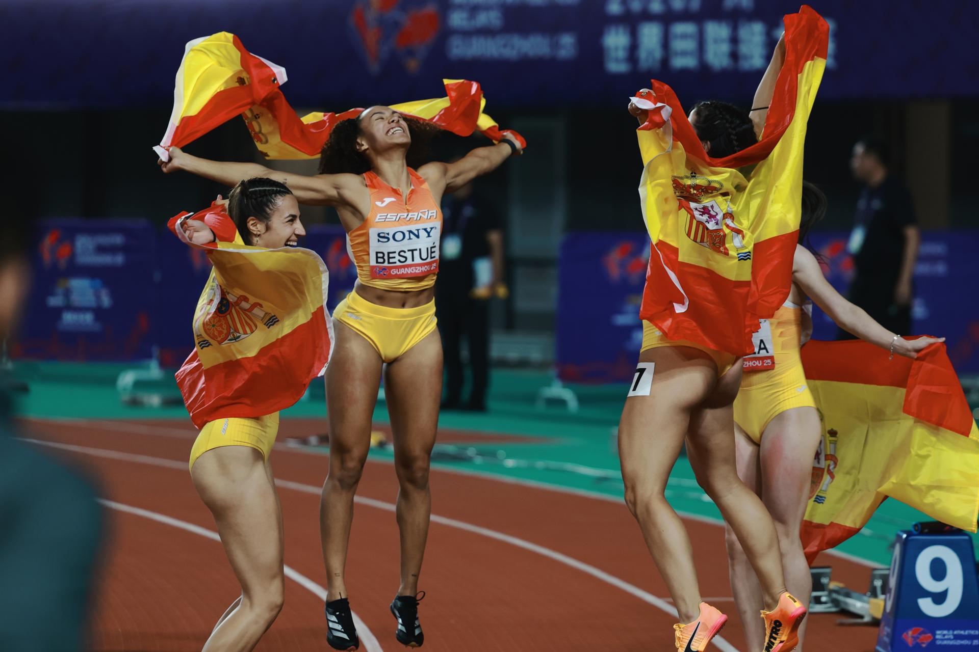 -El relevo 4x100 femenino, formado por Esperança Cladera, Jaël Bestué, Paula Sevilla y Maribel Pérez, se proclamó este domingo subcampeón del mundo, solo superado en meta por Gran Bretaña en los Mundiales disputados en Guanzhou (China). EFE/EPA/ALEX PLAVEVSKI