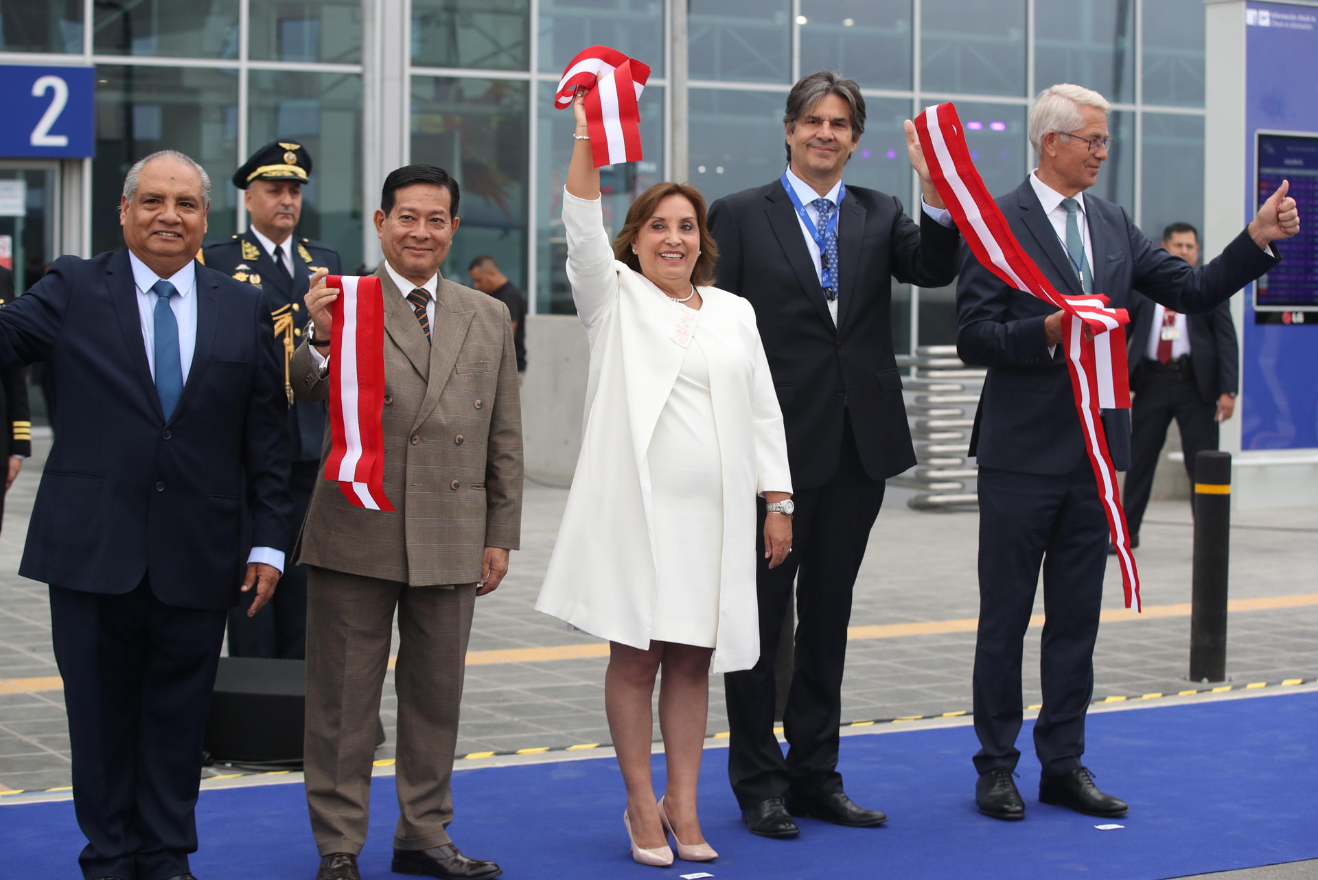 De izquierda a derecha, el ministro de Transportes y Comunicaciones César Sandoval, el presidente del Consejo de Ministros, Eduardo Arana, la presidenta de Perú Dina Boluarte, el gerente general de Lima Airport Partners, Juan José Salomón y el presidente ejecutivo de Fraport, Stefan Schulte, participan en la inauguración del nuevo aeropuerto Jorge Chávez este viernes en Callao (Perú). EFE/ Paolo Aguilar