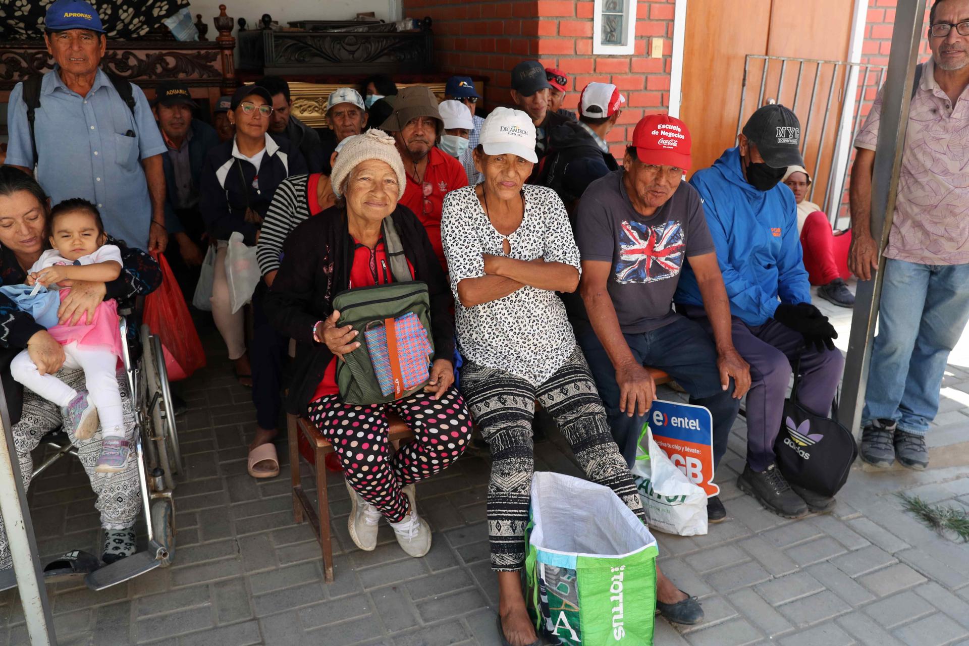 Personas esperan para recibir alimentos en Chiclayo (Perú), en el mismo lugar donde el papa León XIV se sirvió concentrado, un plato típico de comida casera peruana. EFE/ Paolo Aguilar