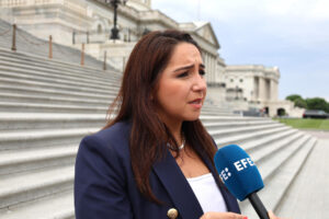 La congresista por el Distrito 3 de Illinois, la demócrata Delia Ramírez, mantiene una entrevista con EFE en Washington DC (Estados Unidos). EFE/ Octavio Guzmán