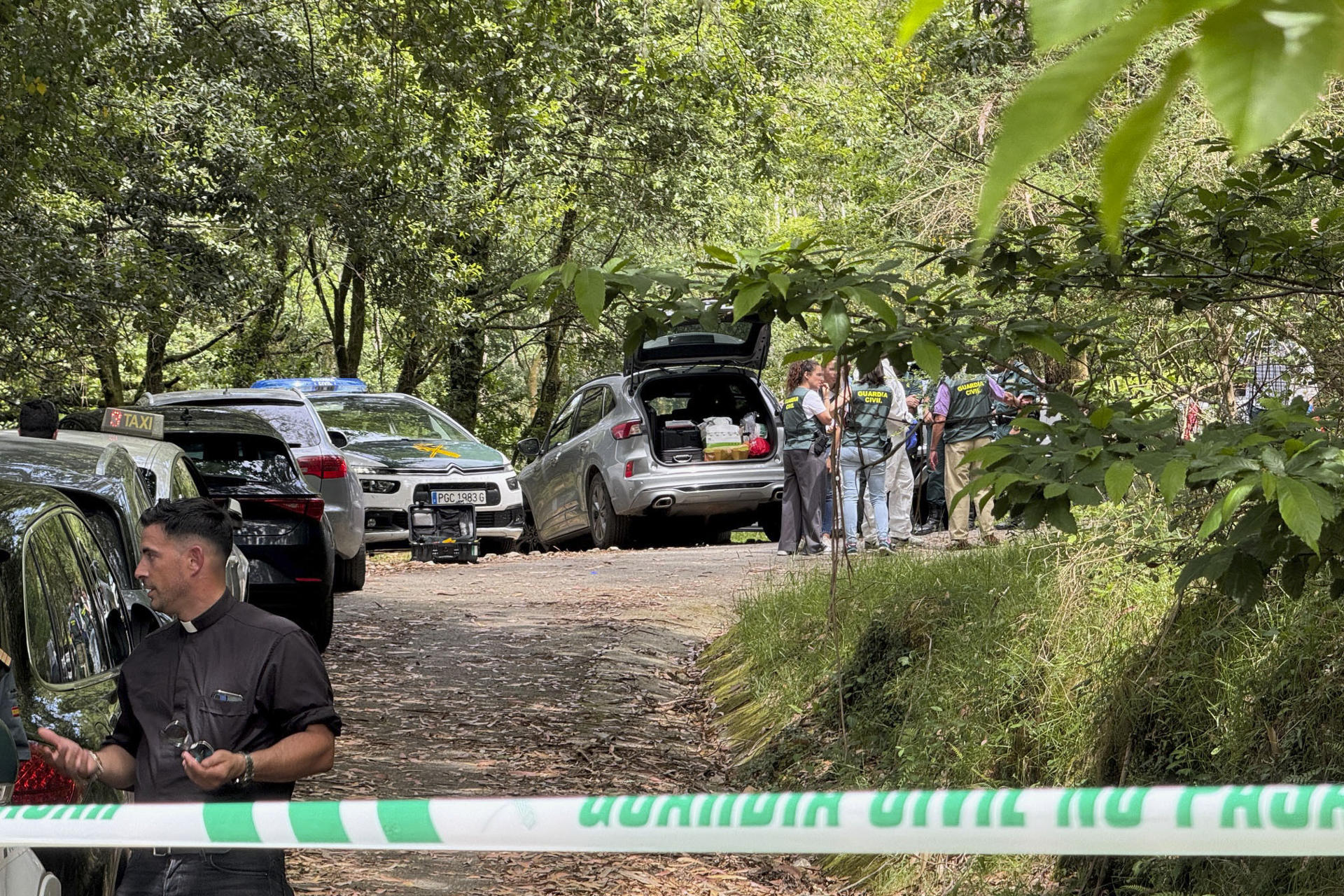 La Guardia Civil investiga el hallazgo de dos cadáveres dentro de un coche calcinado en el municipio pontevedrés de Campo Lameiro. El vehículo, que fue encontrado por unos senderistas, apareció en una zona apartada del lugar de Caneda, según ha confirmado el subdelegado del Gobierno en Pontevedra, Abel Losada. EFE/ Sxenick