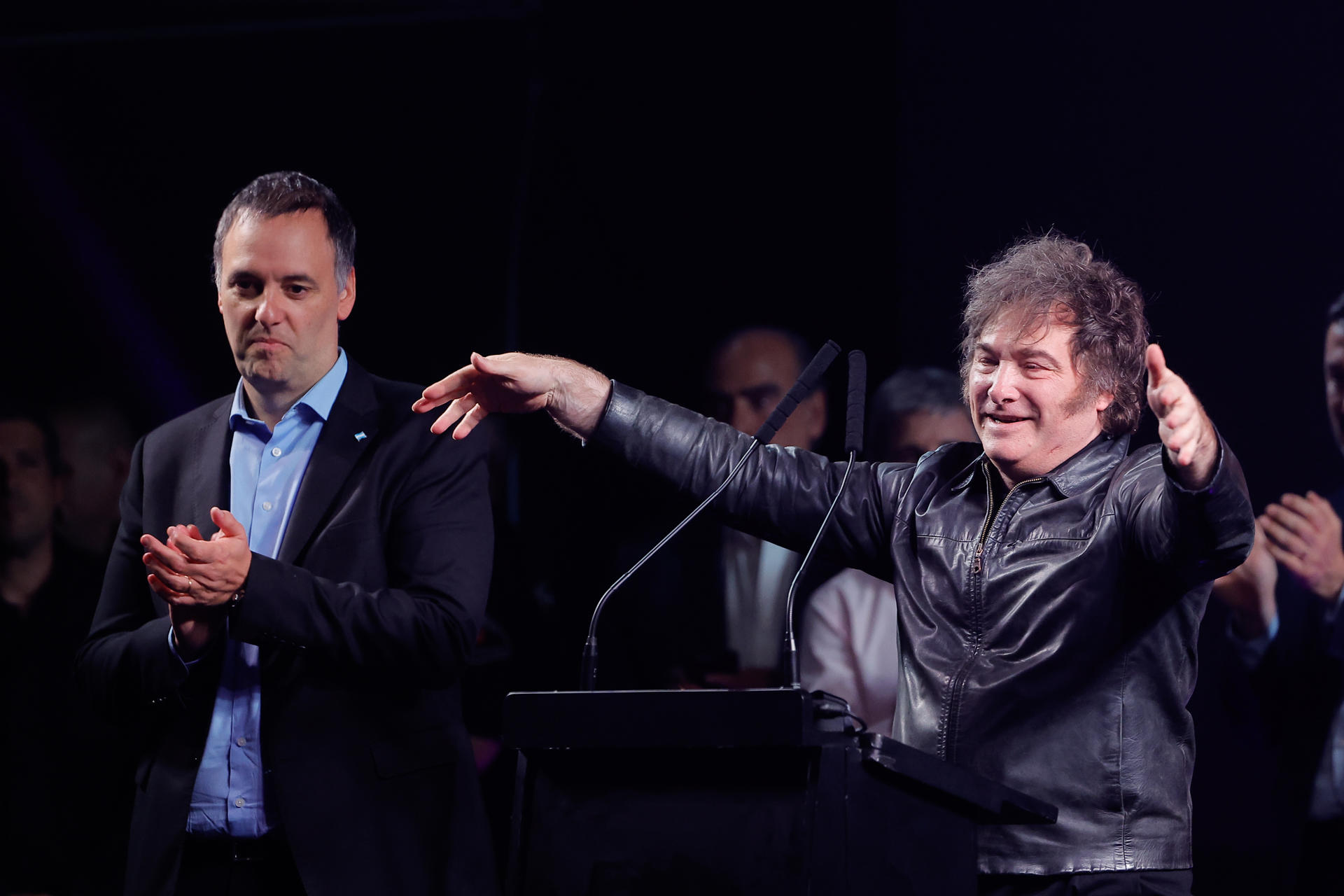 El presidente de Argentina, Javier Milei (d), y el portavoz presidencial y candidato a legislador por el partido La Libertad Avanza (LLA), Manuel Adorni, participan en un acto de cierre de campaña este miércoles, en Buenos Aires (Argentina). EFE/ Juan Ignacio Roncoroni